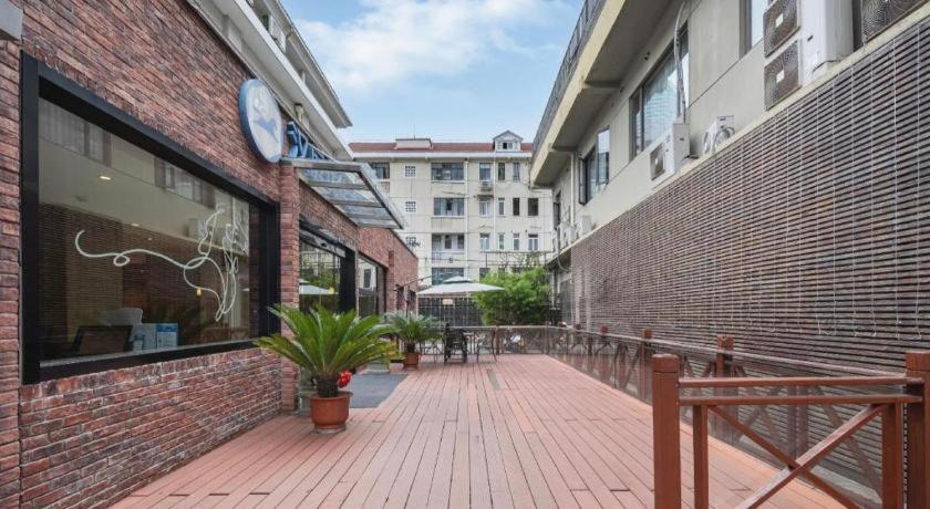 Hanting Premium Loushanguan Road Metro Station 3*
