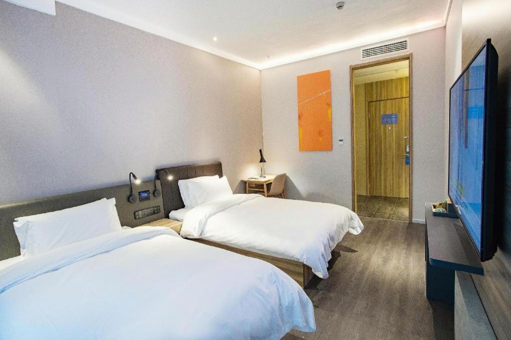 Hanting Premium Loushanguan Road Metro Station 3*