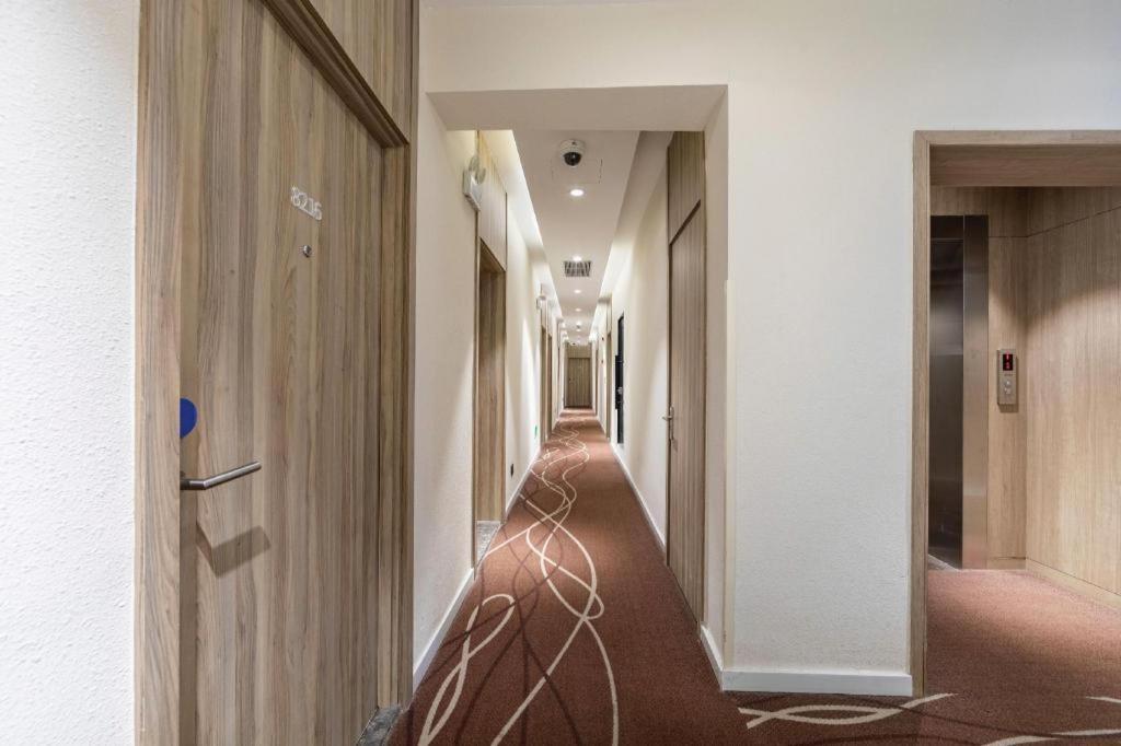Hanting Premium Loushanguan Road Metro Station 3*
