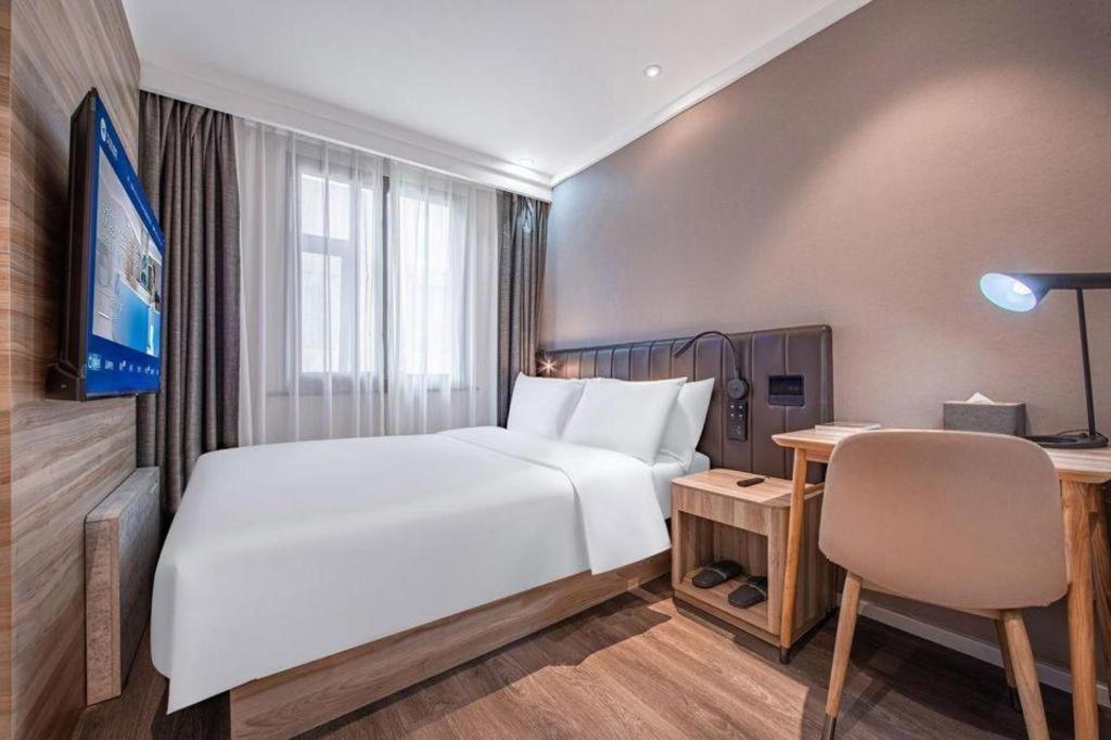 Hanting Premium Loushanguan Road Metro Station Hotel 3*