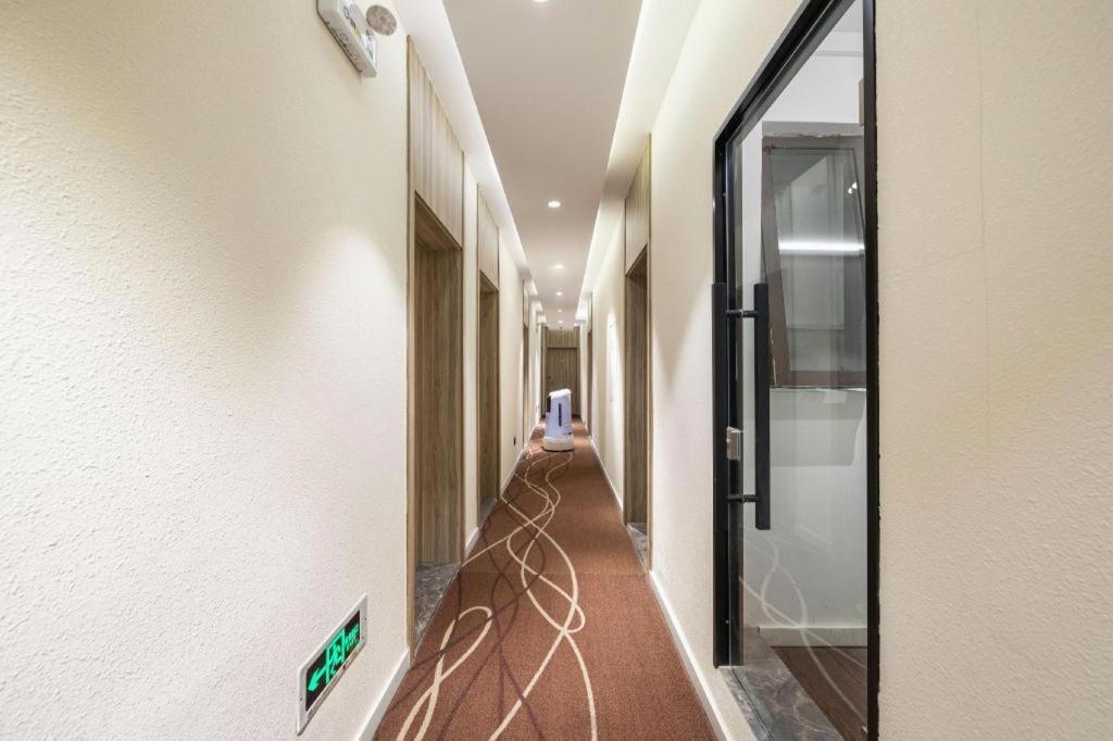 Hanting Premium Loushanguan Road Metro Station 3*
