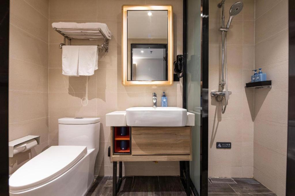 Hanting Premium Loushanguan Road Metro Station 3* Shanghai